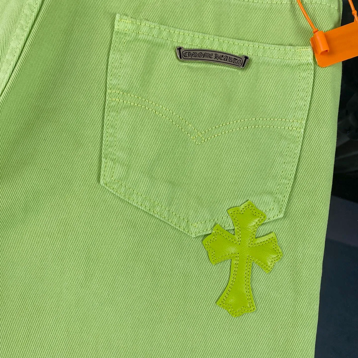 P250 chrome hearts 2025 two-color cross patch leather apple green jeans vi Top heavy industry fashionable design] Consistent high street luxury style creation. Speaking of this style, the Zangyin family and GU family are definitely the leading representative brands. Especially the Zangyin family has really achieved a state-of-the-art effect in creating high street style. The unique washed material is used to create this style. The color system is quite eye-catching. After it is decorated with patchwork cross flowers, it cleverly highlights the charm of the brand. Secondly, this style uses classic The classic high-waist cutting design highlights the long legs and fashionable temperament of the upper body. The brand is highly recognizable and the slim fit configuration is more suitable for daily wear. It is a product that interprets personality, fashion, and specifications at a glance. This single product is enough to make any fan excited. It can be a white T-shirt for youthful preppy style, or a tight suspender for lady style. It has strong matching ability and can be easily controlled by men.  [Materials and craftsmanship] Needless to say, this point goes without saying. As an excellent craftsman brand, Zangyin’s requirements for details and craftsmanship are really perfect. The washed color of this model has gone through so many processes, not to mention the embellishment of denim appliques. It is also purely hand-made and sewn. Just like what they believe in, only hand-made things have soul and have the meaning of wear. A top-notch heavy-duty fashionable denim item, I look forward to your perfect interpretation! !  Size:28-36